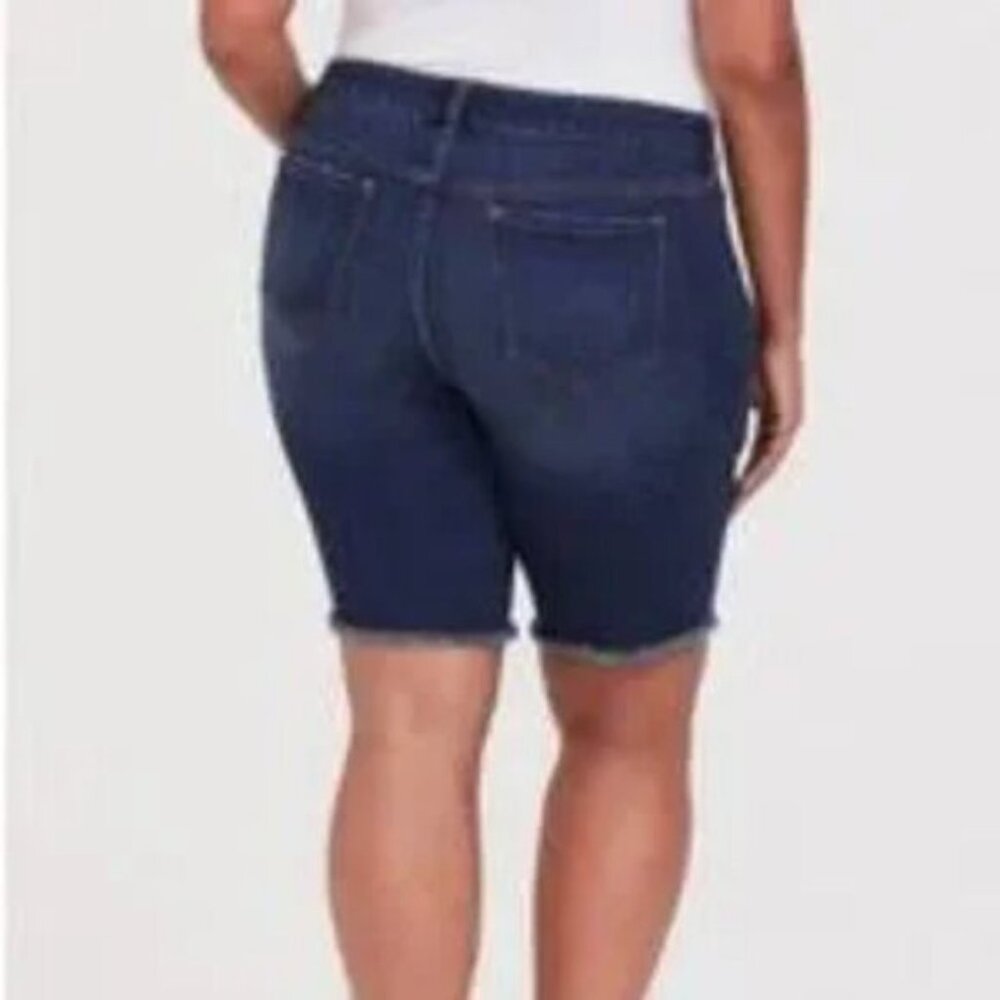 TORRID Bermuda denim boyfriend distressed low rise jean shorts size 22 - Picture 2 of 10